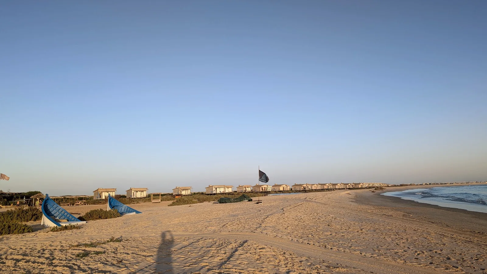 La plage de Lassarga avec ses barques et ses cabanes de pêcheurs près de Dakhla