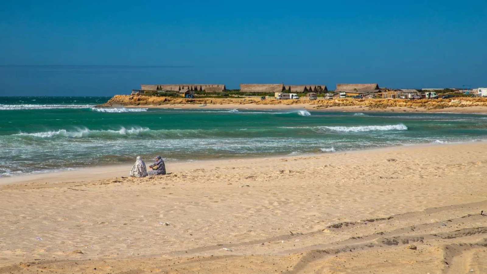 La plage de Foum El Bouir, aussi appelée Oum Labouir, face aux vagues de l'Atlantique à Dakhla
