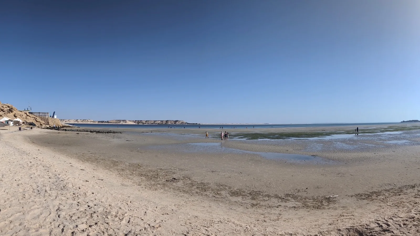 La plage et les eaux peu profondes du spot PK25 dans la lagune de Dakhla