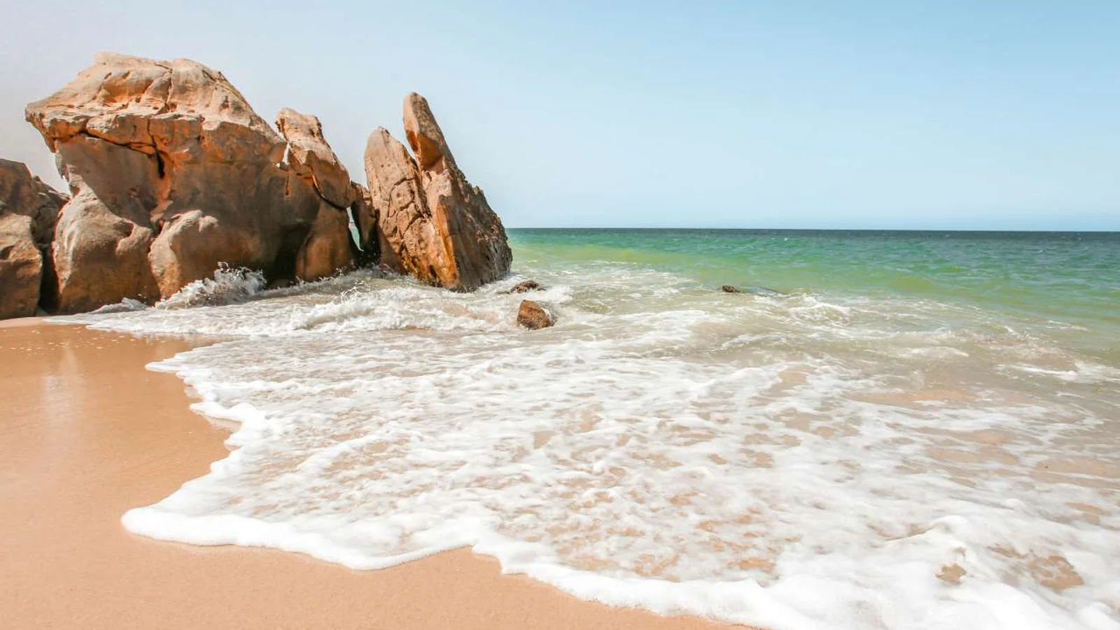 La plage sauvage de Porto Rico et ses rochers au sud de Dakhla