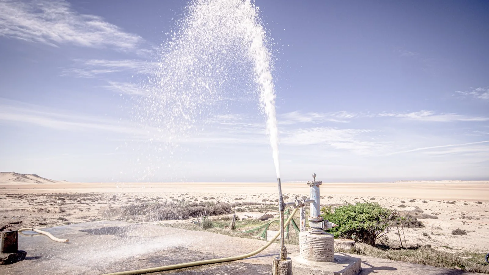 Le jet d'eau chaude de la source thermale Asmaa dans le désert de Dakhla